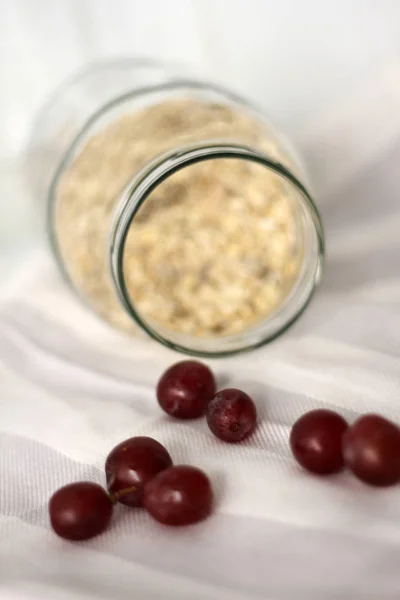 Red Grapes Oat Cereals Gray White Striped Cloth — Stock Photo, Image