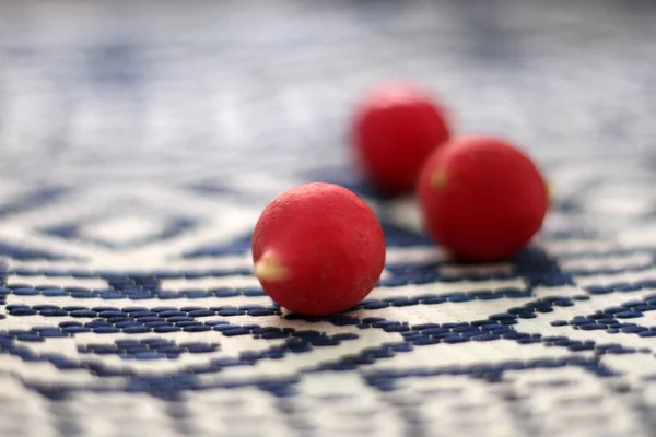 Bir kumaş kumaş üzerine lezzetli turp 