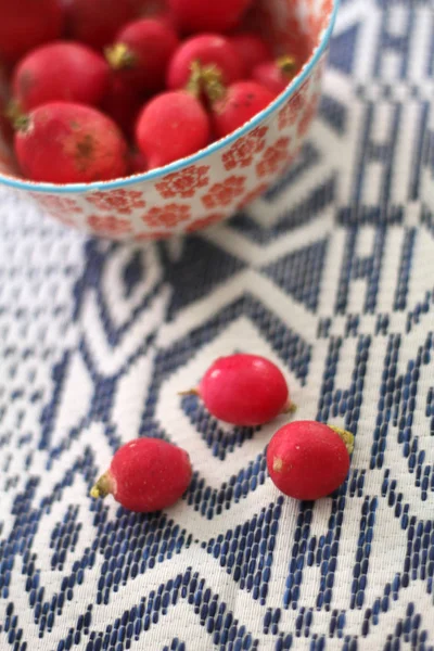 Bir kumaş kumaş üzerine lezzetli turp 