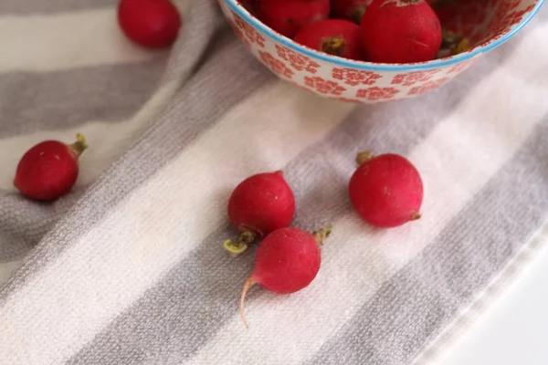 Bir kumaş kumaş üzerine lezzetli turp 