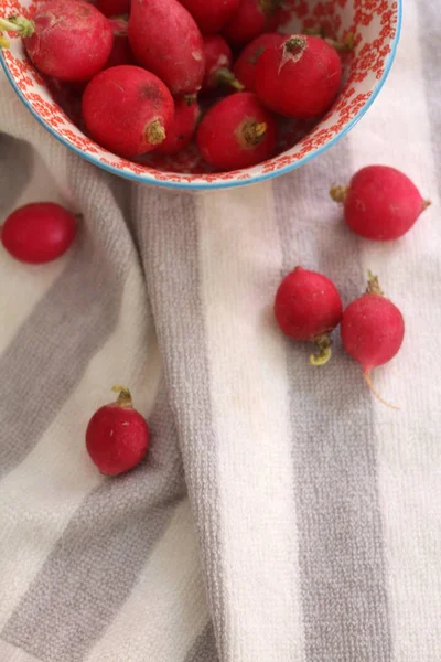 Bir kumaş kumaş üzerine lezzetli turp 