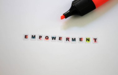 Güçlendirme kelime nötr arka plan üzerinde siyah harflerle yazılmış