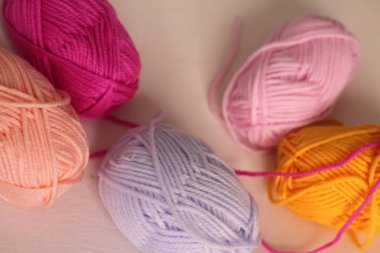 Nötr arka plan üzerinde renkli yün