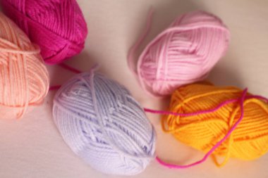 Nötr arka plan üzerinde renkli yün