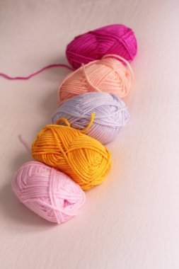 Nötr arka plan üzerinde renkli yün