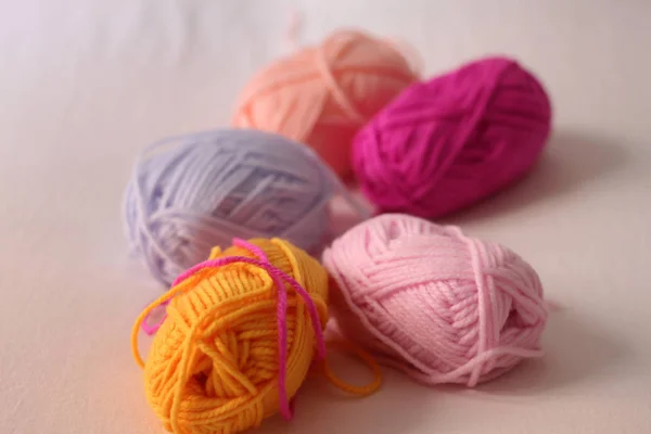 Nötr arka plan üzerinde renkli yün