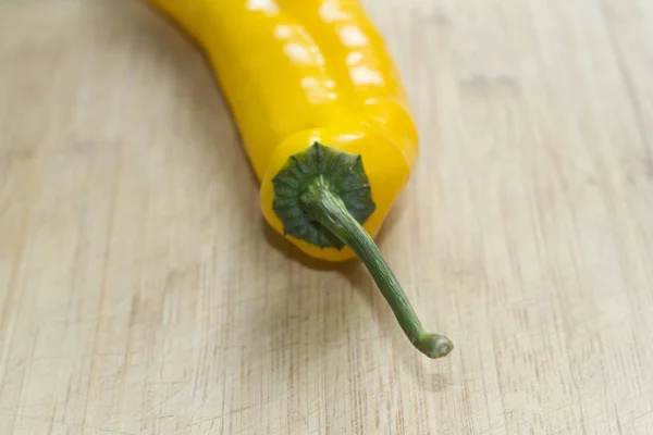 Dokulu bir beyaz yüzey üzerinde sarı biber