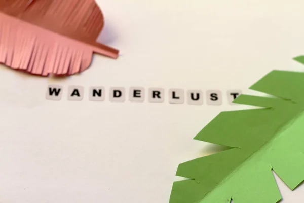 Yolculuk tutkusu kelime nötr arka plan üzerinde siyah harflerle yazılmış