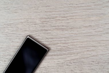 Gri ahşap arka plan üzerinde Mp3 çalar