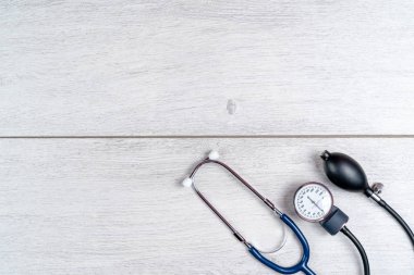 Gri ahşap arka plan üzerinde tıbbi stetoskop