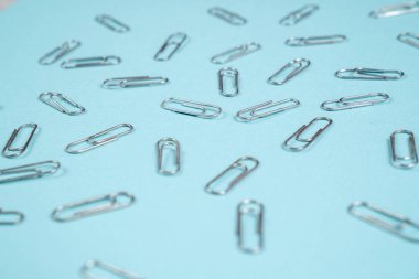 Mavi bir kağıda dağılmış ataçlar