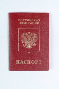 Beyaz bir arka plan üzerinde Rus pasaportu