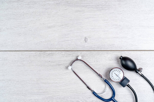 Медицинский стетоскоп на сером деревянном фоне
