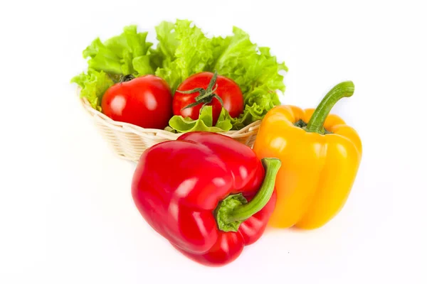 Rote Und Gelbe Paprika Mit Tomaten Und Grünen Salatblättern Einem — Stockfoto