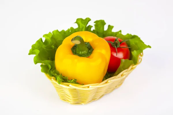 Gelbe Paprika Und Tomaten Mit Grünem Salat Einem Korb Vor — Stockfoto