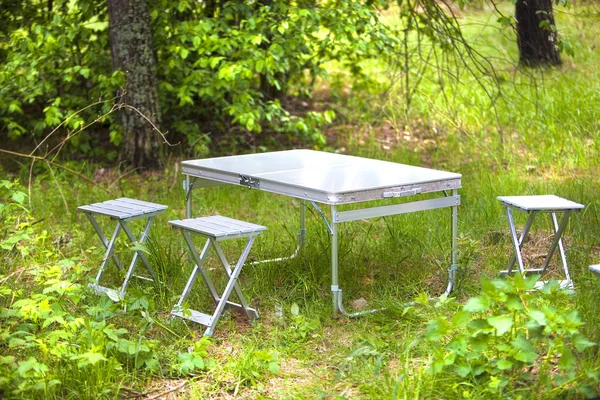 doğada piknik için metal katlanır masa ve sandalyeler