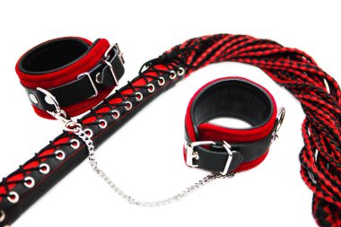 bdsm için seks oyuncakları. Deri kırbaç ve kelepçe beyaz arka plan üzerinde izole