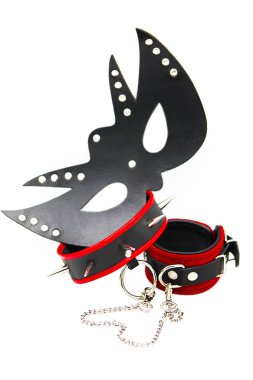 Deri maske, kelepçe ve beyaz arka plan üzerinde izole bir zincir ile bağlı sivri ile yaka. bdsm için seks oyuncakları. Seks köleliği.