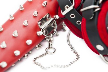 bdsm için seks oyuncakları. Deri kelepçeler ve dikenli eller için kelepçeler. Beyaz arka planda zincirli izole kelepçeler