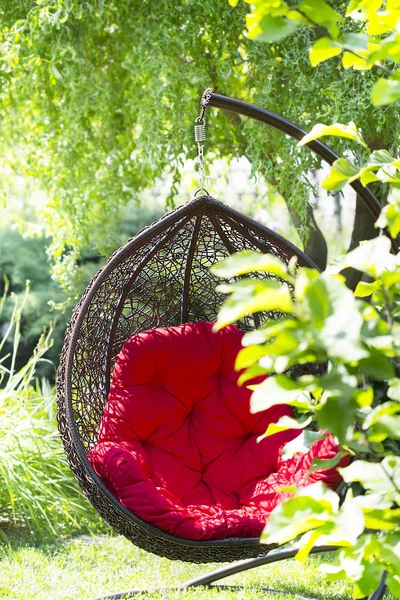 Wicker Rocking Chair Red Pillow Hanging Garden Lawn — ストック写真