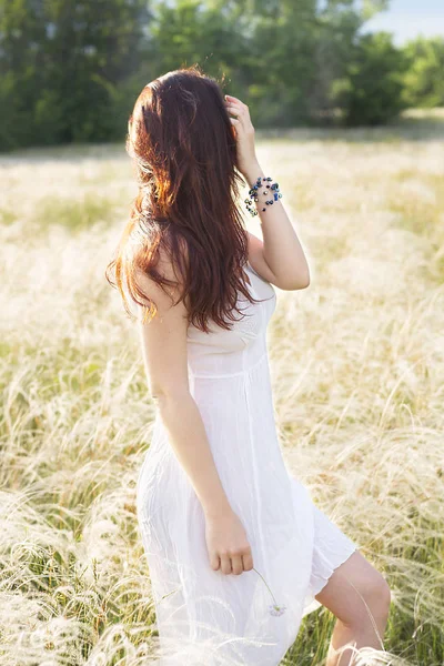 Seksowna Młoda Szczęśliwa Kobieta Białej Letniej Sukni Stojącej Polu Świetle — Zdjęcie stockowe