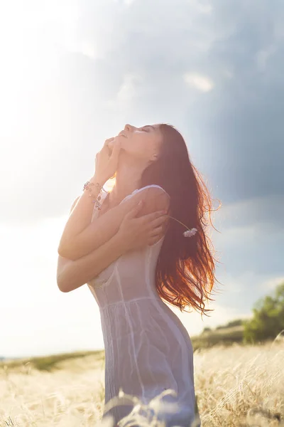 Sexy Joven Feliz Mujer Lindo Vestido Verano Blanco Disfrutando Del — Foto de Stock