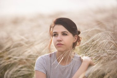 güneşli bir günde parkta tatil zevk güzel genç kadın