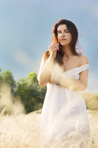 Sexy Joven Feliz Mujer Lindo Vestido Verano Blanco Con Una — Foto de Stock