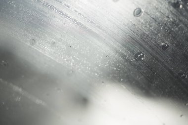 Bir arabanın yüzeyinde yağmur damlası. Su damlası arka planı.