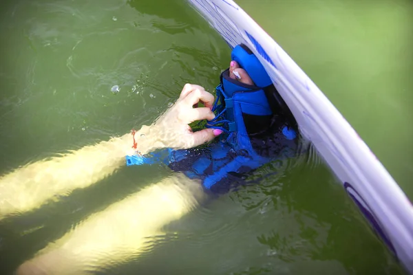 Vrouw Maakt Schoen Aan Wakeboard — Stockfoto