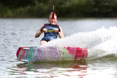 Yaz aylarında wakeboard sürme genç güzel ince kadın