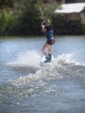 Yaz aylarında wakeboard sürme genç güzel ince kadın