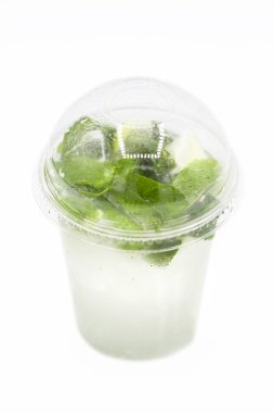 nane, kireç ve buz beyaz arka plan üzerinde izole taze içecek