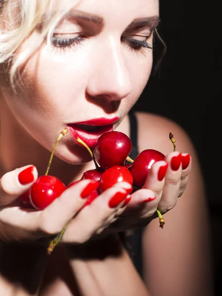 Sexy Joven Mujer Comiendo Cereza Aislado Sobre Fondo Negro —  Fotos de Stock