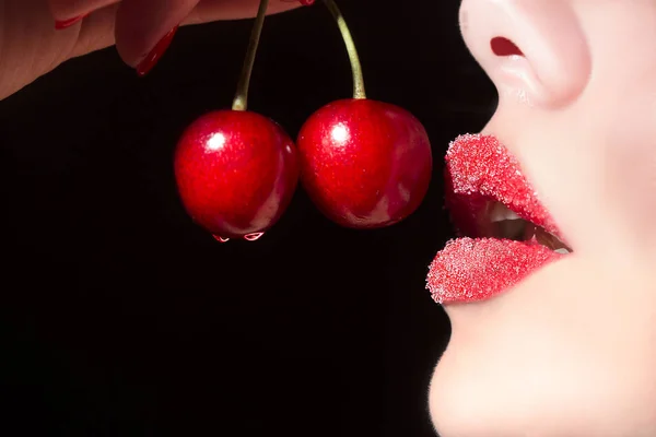 Mulher Bonita Comendo Cereja Lábios Vermelhos Sensuais Açúcar Isolado Fundo — Fotografia de Stock