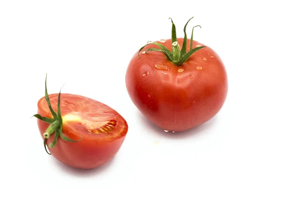 Tomate Fresco Medio Tomate Con Gotas Rocío Aisladas Sobre Fondo — Foto de Stock