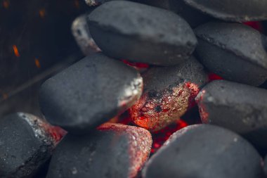 Izgara için sıcak kömür briketler