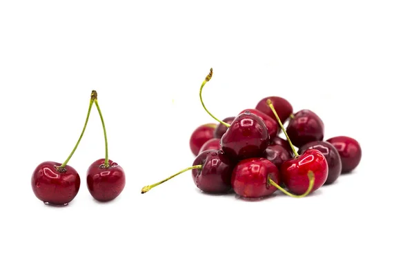 Cerezas Dulces Frescas Maduras Gotas Rocío Aisladas Sobre Fondo Blanco —  Fotos de Stock