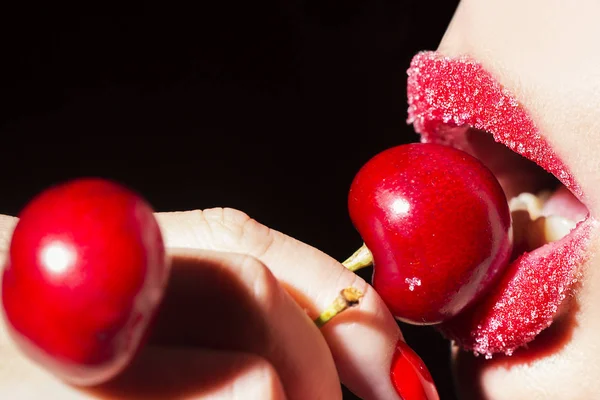 Όμορφη Νεαρή Γυναίκα Που Τρώει Κεράσι Αισθησιακά Κόκκινα Χείλη Ζάχαρη — Φωτογραφία Αρχείου