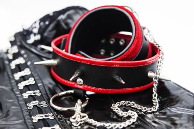 Lateks korse, deri kelepçe ve beyaz bir arka plan üzerinde izole bir zincir ile bağlı sivri ile yaka. bdsm için seksi oyuncaklar bir dizi.