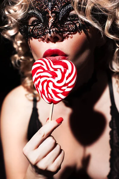 Sexy Joven Mujer Comer Dulces — Foto de Stock
