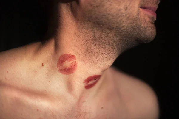 Traces Lipstick Female Kisses Man Body — Stock Photo, Image