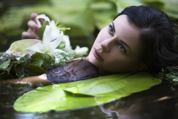 Hermosa Mujer Sexy Baña Lago Con Nenúfares —  Fotos de Stock