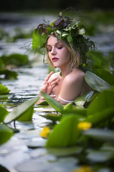 美しいセクシーな女性は 睡蓮と湖で入浴 — ストック写真