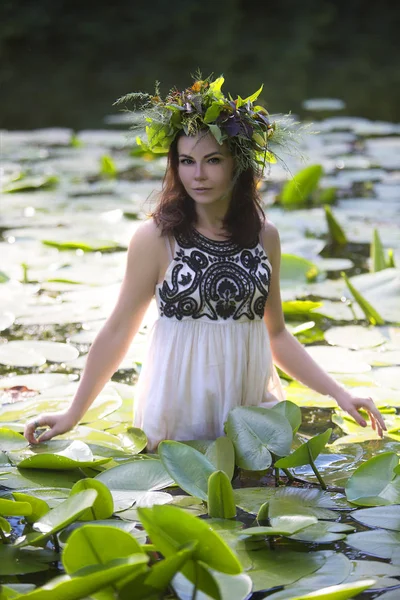 Mooie Sexy Vrouw Een Meer Met Waterlelies — Stockfoto