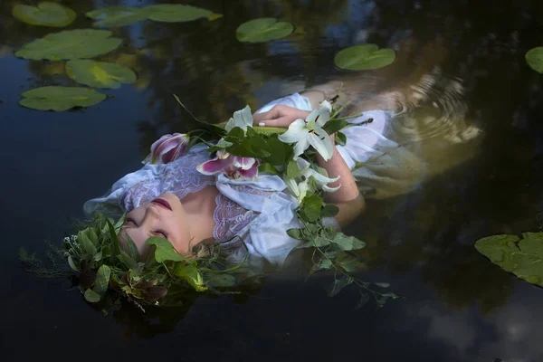 Beautiful Woman Lying Water White Dress Bouquet Lilies Fashion Concept — Stock Photo, Image