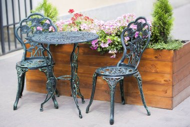 bahçede ferforje masa ve sandalyeler