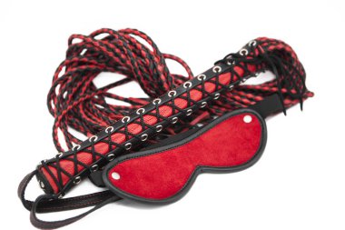 Deri kırbaç ve maske beyaz arka plan üzerinde izole.