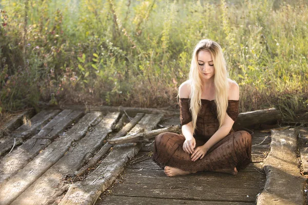 Jonge Mooie Vrouw Zittend Een Oude Houten Vloer Tuin — Stockfoto