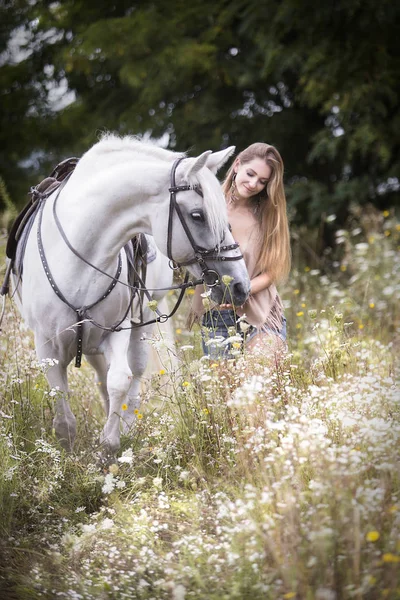 Joven Hermosa Mujer Paseo Con Caballo Blanco Campo Manzanilla — Foto de Stock